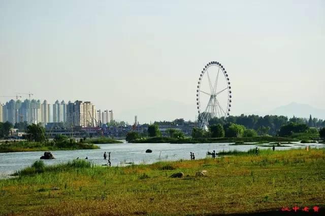 傍晚自然漫步，感受生活的气息