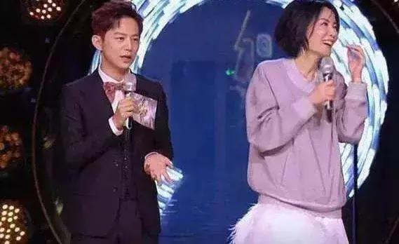 社交互动中的声音魅力与氛围营造，谁先发话，笑声先到？